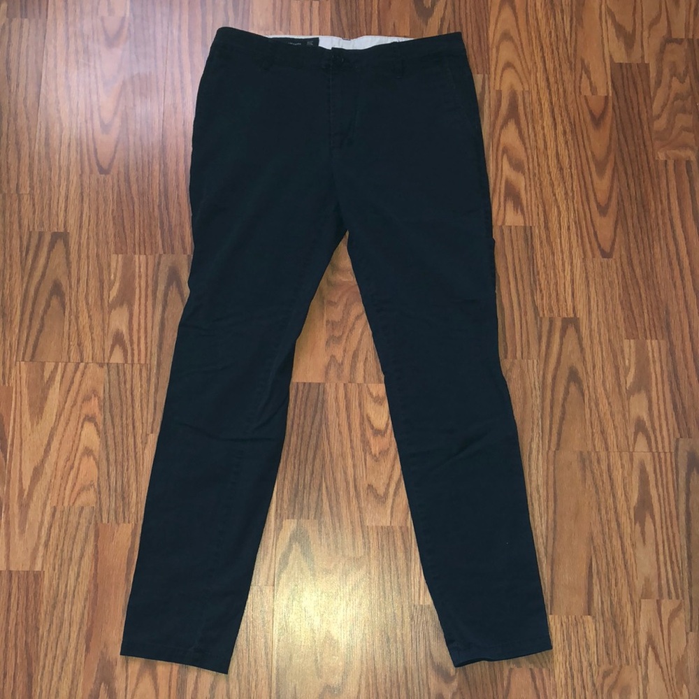 Black Armani Exchange
Slim fit 32x32 Chino/Dress
Cotton and Polyester